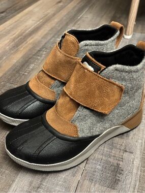 SOREL Women's Out 'N About III Classic Strap Waterproof Boots Gray Brown Size 8